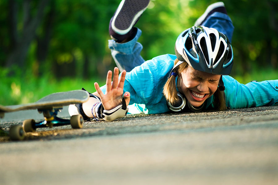 Child fell off skateboard injured