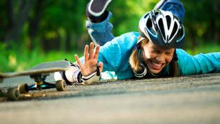 Child fell off skateboard injured